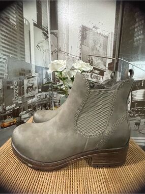 Crown Vintage Ankle Boots Blondey Chelsea Womens SZ 7.5 Khaki Green, NEW